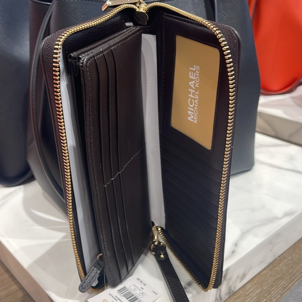 Michael Kors JST Lg Leather Continental Wallet Wristlet Phone Holder
Chocolate - Picture 8 of 16